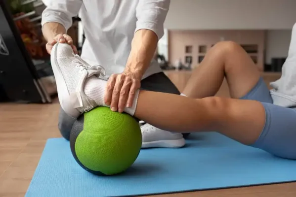 Fisioterapeuta tratando lesión deportiva